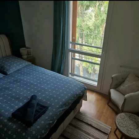 A Cote De L'aeroport Orly Homestay